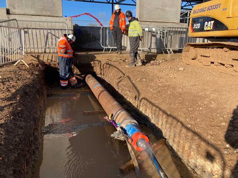 Der Grundoram Mini-Olymp brauchte nur eine knappe Stunde, um das Stahlrohr durchs Erdreich vorzutreiben. | Foto: Tracto-Technik