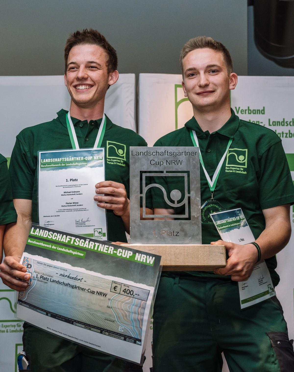 9 - Michael Erdmann (l.) und Florian Wiese als stolze Gewinner mit dem Wanderpokal des NRW-Cups. | Foto: Christian Habel