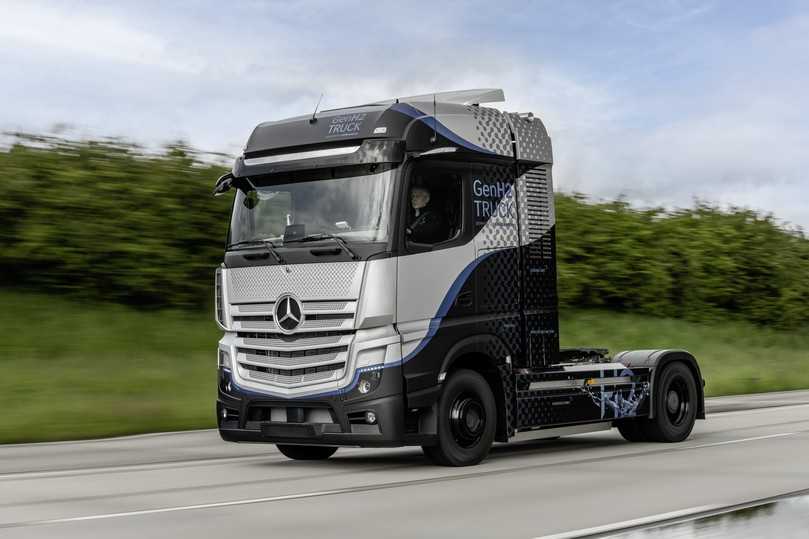 Wegen des Kühlturms hinter der Kabine wächst der Radstand beim GenH2 Truck und damit auch die Gesamtlänge der Sattelzugmaschine. | Foto: Daimler Trucks and Buses Communi