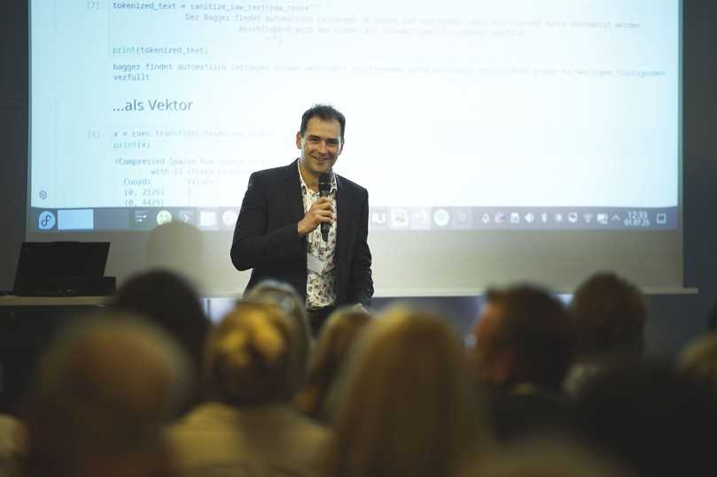 Lasse Lommel, Geschäftsführer der B_I MEDIEN, beindruckte die Branchenprofis mit seinen Erläuterungen zum Thema Künstliche Intelligenz. | Foto: B_I MEDIEN Lasse Lommel, Geschäftsführer der B_I MEDIEN, beindruckte die Branchenprofis mit seinen Erläuterungen zum Thema Künstliche Intelligenz. | Foto: B_I MEDIEN