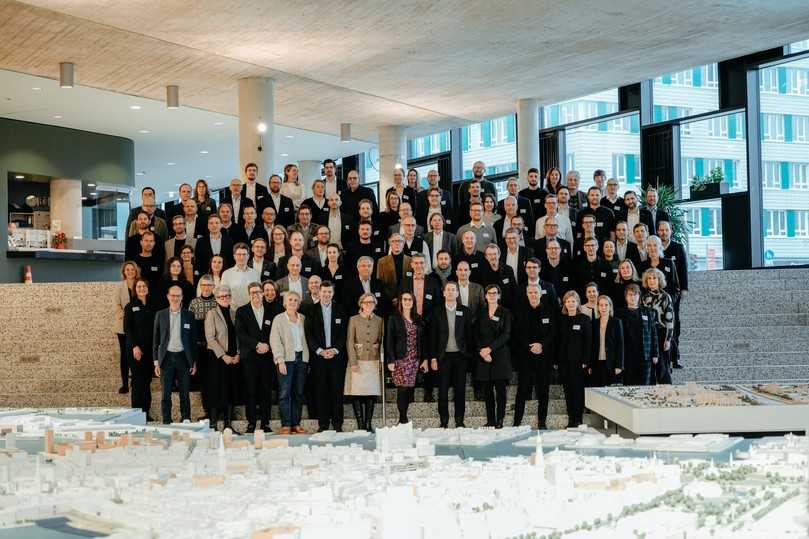 Entwickelten den "Hamburg-Standard" im Konsens: Teilnehmerinnen und Teilnehmer der „Initiative kostenreduziertes Bauen“ | Foto: Lukas Schmidt