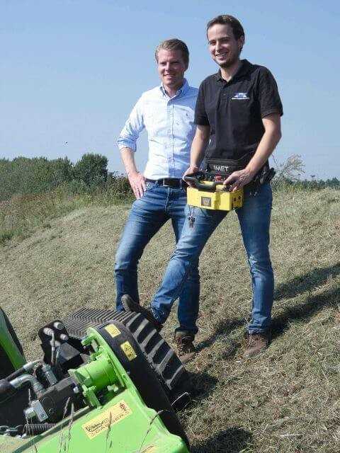 Einsatz am Rande der Stadt Rheinberg: Firmeninhaber der Plum Garten+Landschaft GmbH, Sebastian Osthaus (li.), und Vogt Vertriebs-und Marketingchef Andre Vogt. | Fotos: Stoffregen