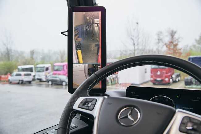 Die Abbildung der Umgebung in den Displays der Mirror-Cam soll dank einer verbesserten Farb- und Helligkeitsabstimmung noch realistischer sein. | Foto: Mercedes-Benz Trucks