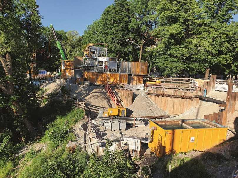 Innerstädtische Randbedingungen und eingeschränkte Platzverhältnisse erschwerten die Baustelleneinrichtung und die Herstellung der Startgrube. Hierfür mussten im Uferbereich der Isar im Vorfeld Aufschüttungen vorgenommen werden. | Foto: B_I/zu Eulenburg