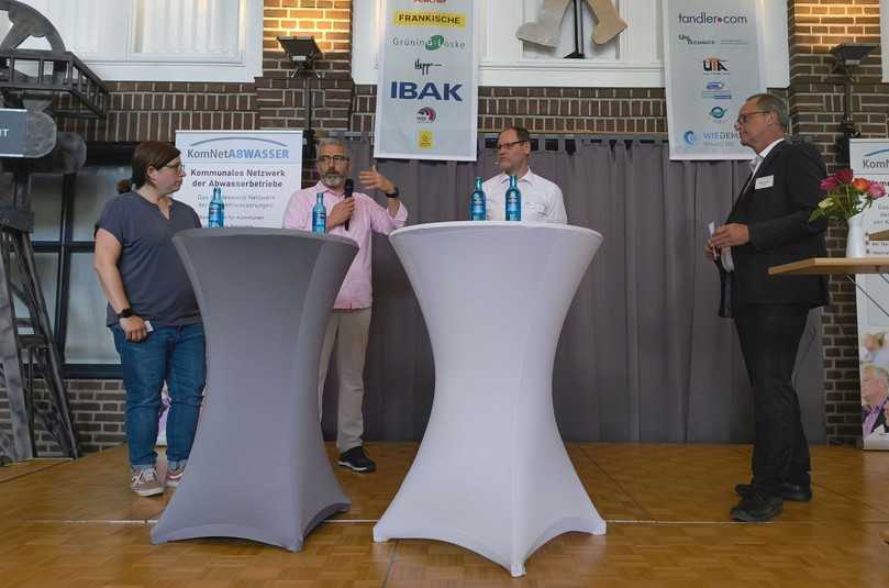 Über ihre Erfahrungen mit KI und Drohnen berichteten Nadine Krogull (Wirtschaftsbetriebe Duisburg), Yücel Dogancan (Entsorgungs- und Baubetrieb der Stadt Worms) und Michael Voß (Stadtentwässerung Frankfurt a.M.). Rechts: Prof. Bert Bosseler. | Foto: B_I/Valdix Über ihre Erfahrungen mit KI und Drohnen berichteten Nadine Krogull (Wirtschaftsbetriebe Duisburg), Yücel Dogancan (Entsorgungs- und Baubetrieb der Stadt Worms) und Michael Voß (Stadtentwässerung Frankfurt a.M.). Rechts: Prof. Bert Bosseler. | Foto: B_I/Valdix