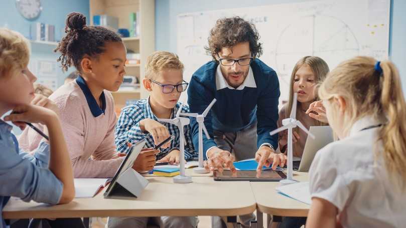 Langfristig sollten sich AEC-Unternehmen und Verbände verstärkt schon um junge Schüler bemühen und ihnen das Ingeniuerwesen näherbringen. | Foto: Bentley Systems/Adobe Stock