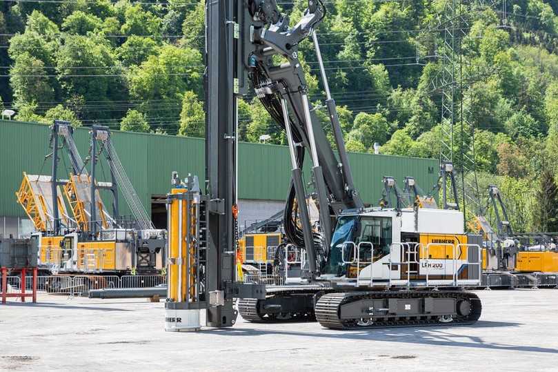 Das größere der beiden neuen, batteriebetriebenen Liebherr-Rammgeräte, das LRH200 unplugged, führt ein Batteriepaket mit 200 kWh Strom mit. | Foto: Liebherr