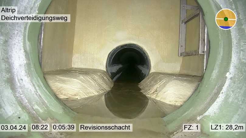 Blick in einen Revisionsschacht unter dem Deich bei Altrip – die glatte Innenbeschichtung und GFK-Auskleidung sorgen für Dichtheit und dauerhafte Funktion im Hochwasserschutz. | Foto: Swietelsky-Faber