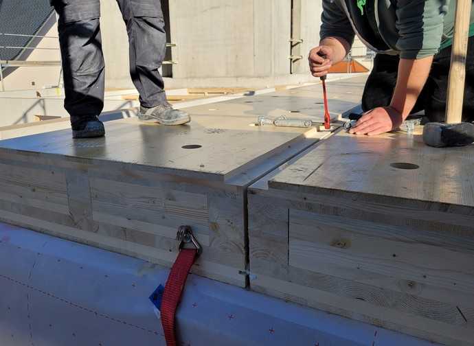 Mit der „CLT Box – Decke  FS“ sind kurze Bauzeiten möglich, denn die Elemente sind sofort begehbar. | Foto: best wood Schneider GmbH
