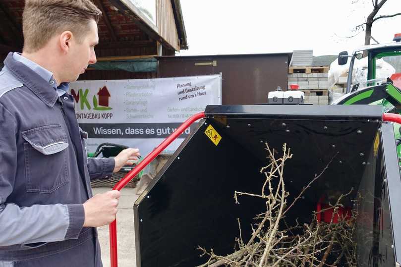 Beutlhauser-Produktmanager Ralph Gehring verweist auf die vergrößerte Einzugsöffnung und den verbesserten Materialeinzug beim neuen Avant Holzhäcksler. | Foto: B_I Bauer