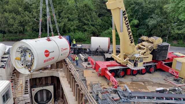 Kein Leichtgewicht selbst für einen 500-t-Kran: die rund 100 t schwere Microtunneling-Vortriebsmaschine beim Einheben in die Startbaugrube