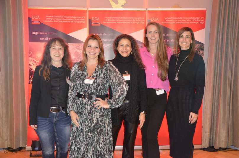 Frauen-Power für HDD – dafür engagieren sich Nicole Laubach (L-Team Baumaschinen), Camila Sanchez Prado (HDI), Fabiola Schnau (x-plan schnau engineering), Elsedien Zevalkink (SiteTec) und Anna Serarols (Catalana de Perforacions). Nicht im Bild: Lydie Vuille (Forexi). | Foto: B_I/Valdix