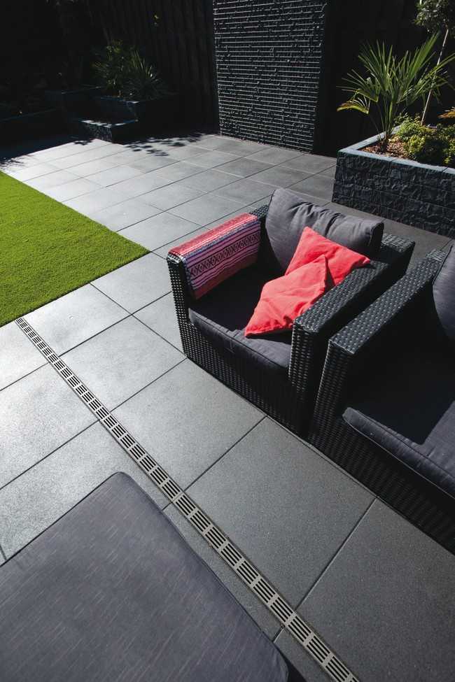 Mit der Abdeckung aus schwarz eloxiertem Aluminium ist eine moderne Terrassengestaltung möglich. | Foto: ACO GmbH