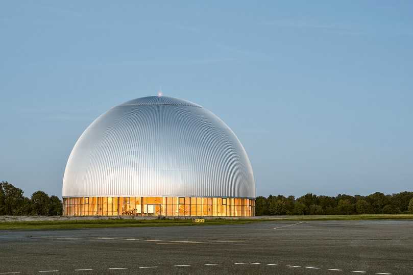 Die recyclingfähige Aluminiumfassade liegt wie ein Tuch über der hölzernen Tragkonstruktion. | Foto: Annika Feuss