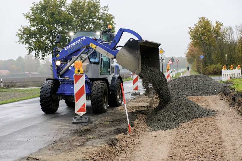 Der Paus Schwenklader entlädt seitlich Schüttgut. | Foto: Hermann Paus Maschinenfabrik