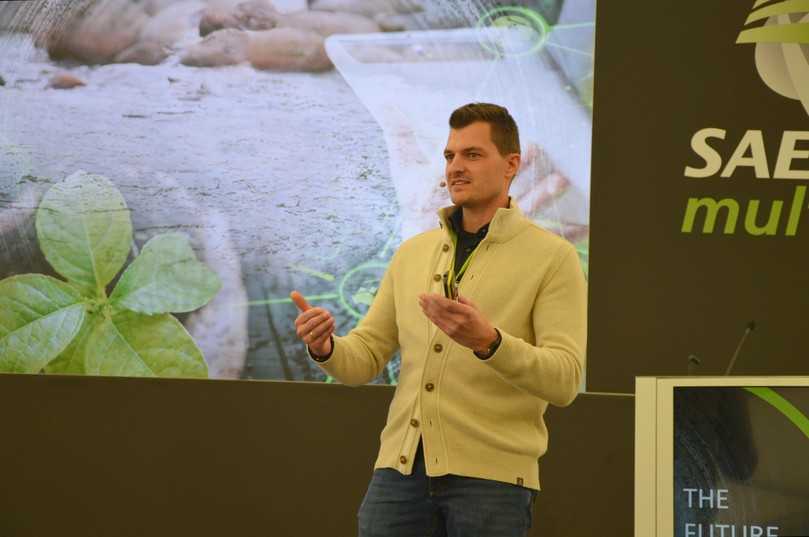 Dr. Alexander Chaloupka stellte ein noch junges Verfahren zur berührungslosen Messung des Aushärtungszustandes vor. | Foto: B_I/Valdix