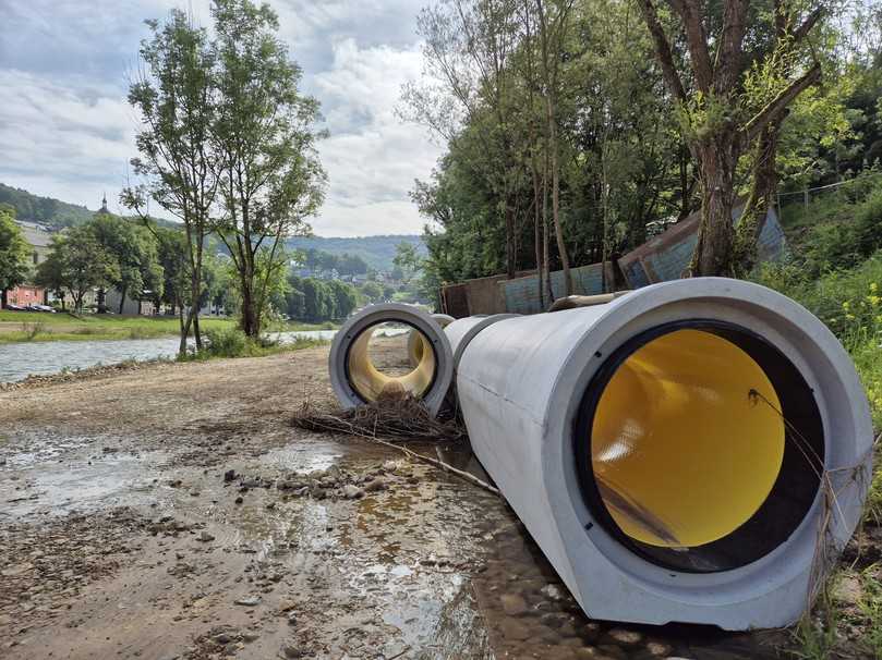 Verlegt werden Perfect Pipe Stahlbetonrohre mit Fuß und mit PE-Auskleidung. Zu erkennen sind noch die Anzeichen des letzten Hochwassers. | Foto: B_I/zu Eulenburg