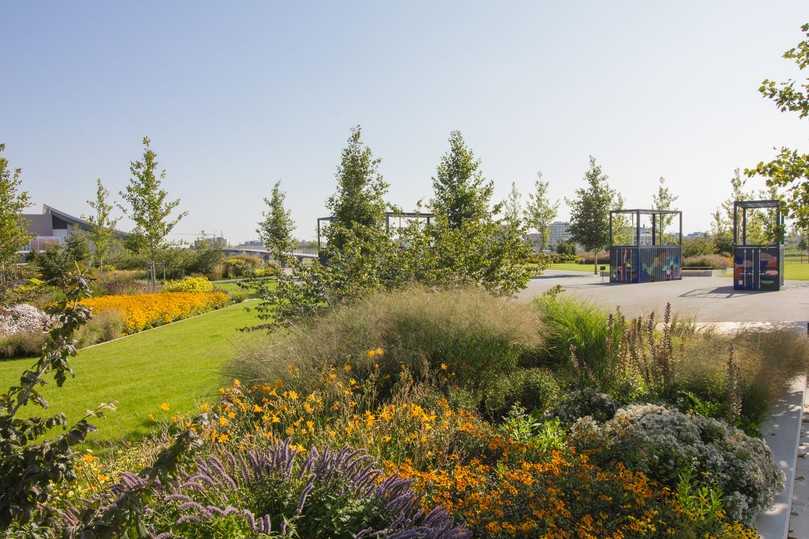 Die Parkterrasse im Zentrum begeistert mit Staudenpflanzungen in Rot-, Orange-, Gelb- und Blautönen. | Foto: Lea Rochus