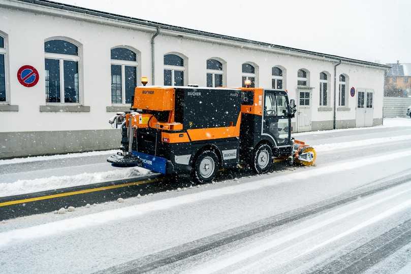 Für die Kombination aus der vollelektrischen Kehrmaschine CityCat V20e und dem elektrischen Solestreuer Husky Le  gab es eine Goldmedaille. | Foto: Bucher Municipal Wernberg