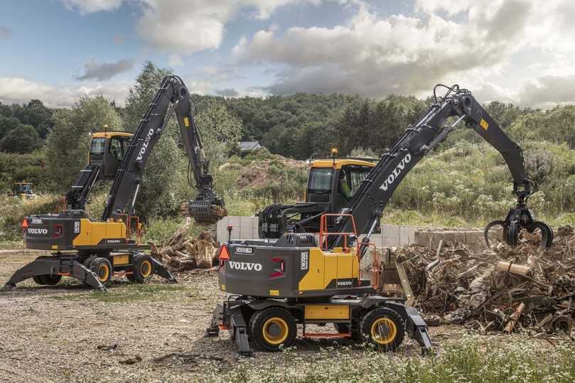 Die Volvo-Umschlagmaschinen EW200E (vorn) und EW240E "Material Handler" zielen auf Unternehmen im Recycling und Materialumschlag. | Foto: Volvo CE