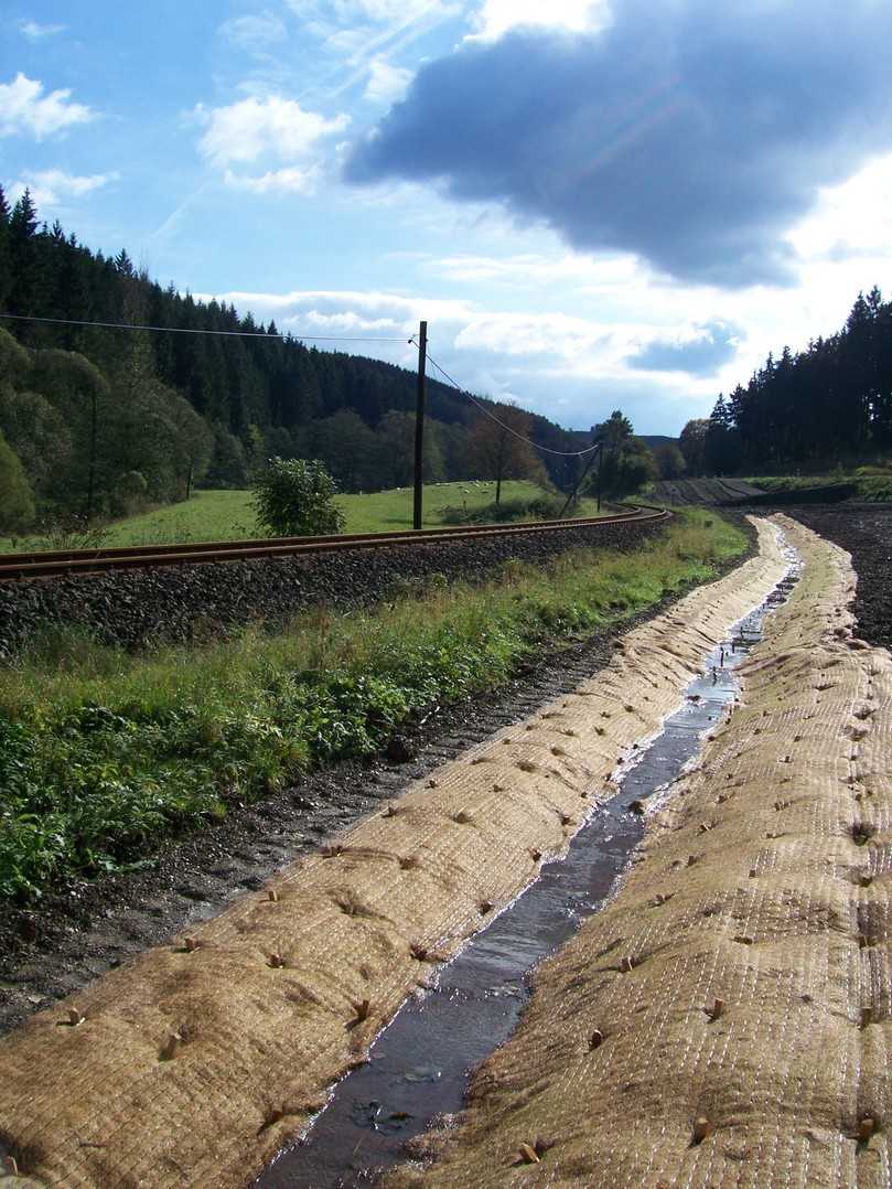 Erosionsschutzmatten verringern die Menge an Bodenpartikeln, die in die Gewässer gelangen und helfen bei der Filterung von Schadstoffen. | Foto: IGG