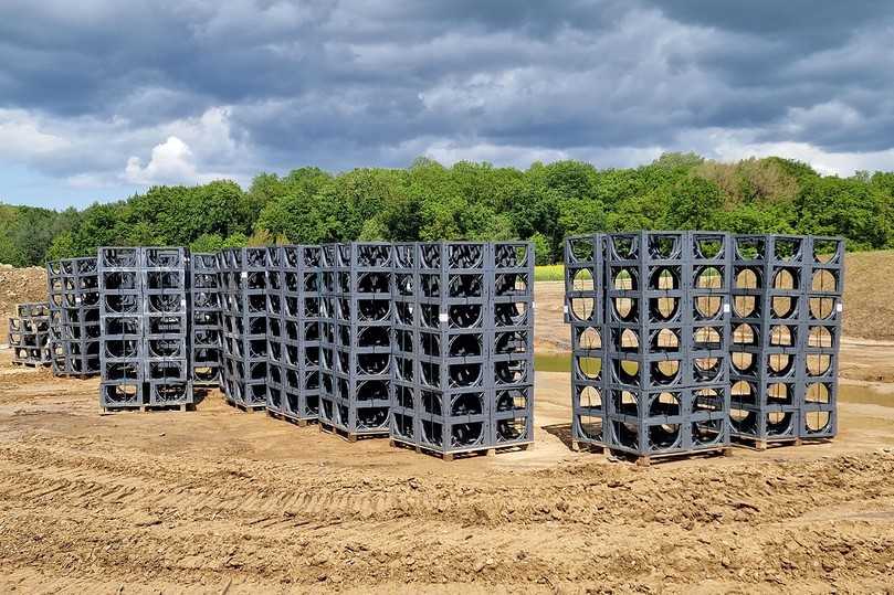 Aufgrund des hohen Grundwasserstandes wurde die nur 33 cm hohe D-Raintank 3000 smallbox eingesetzt. Genau wie die Standardausführung der D-Raintank 3000-Elemente verfügt auch die flachere smallbox-Version laut Hersteller über eine Speicherfähigkeit von nahezu 97 %. | Foto: Funke Kunststoffe