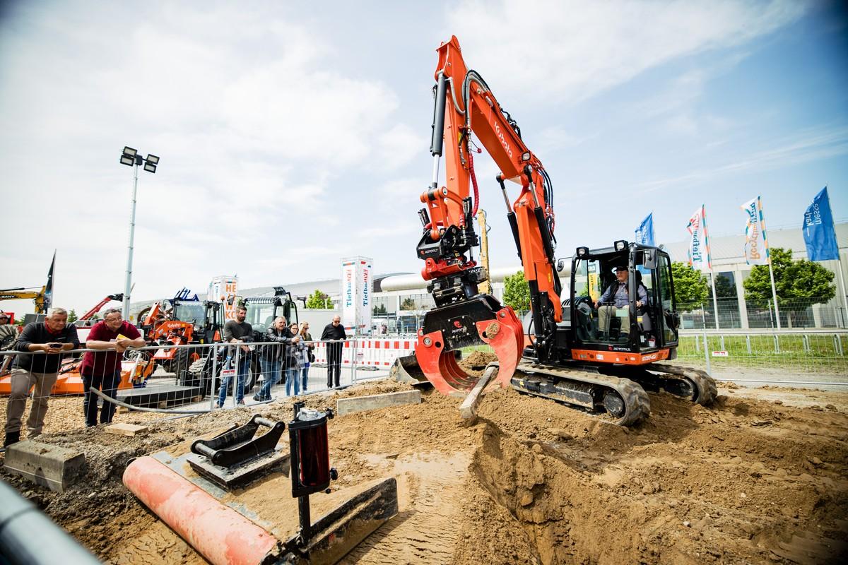 Auf dem Freigelände der Messe Karlsruhe demonstrieren Aussteller der Tiefbau Live & Recycling Aktiv ihre Anlagen und Maschinen. | Foto: Messe Karlsruhe