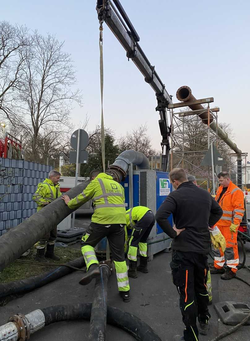 Beim Umbau der Wasserüberleitung wurden alle Hände benötigt. | Foto: Janßen Umwelttechnik