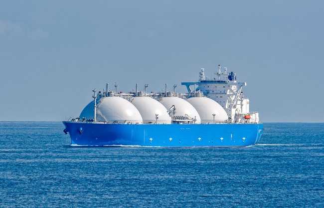 Erdgas wird an der Quelle mit Gasverflüssigungsanlagen zu LNG verflüssigt und mit Tankschiffen transportiert. | Foto: iStock / IgorSPb