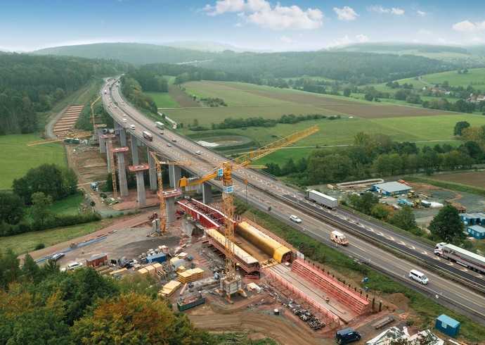 Im 25-Meter-Takt schiebt sich der Vorbauschnabel mit den Brückenteilen über die fertigen Brückenpfeiler. | Foto: Doka