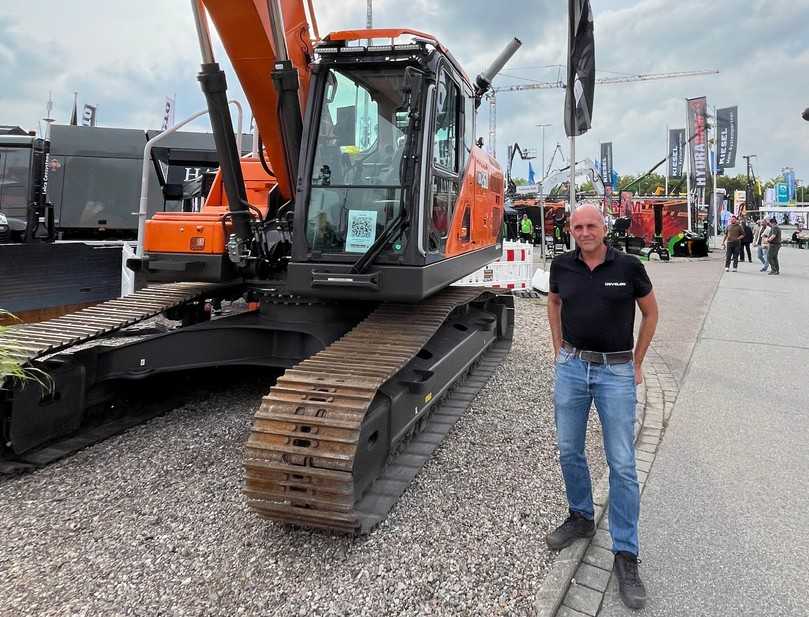 Norddeutsche Premiere: Auf dem NordBau-Messestand konnte Develon-Vertriebsleiter Marc Glesius mit dem Raupenbagger DX260-9 erstmals nach der bauma ein Exemplar der neuen 9er-Baureihe zeigen. | Foto: Develon
