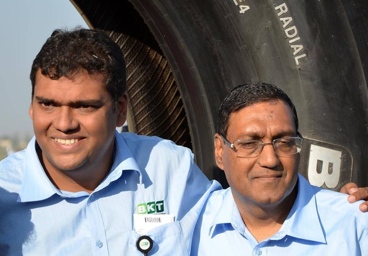 Rajiv Poddar mit seinem Vater Arvind Poddar. Der Junior-Chef leitete die Umsetzung des Werkneubaus in Bhuj.