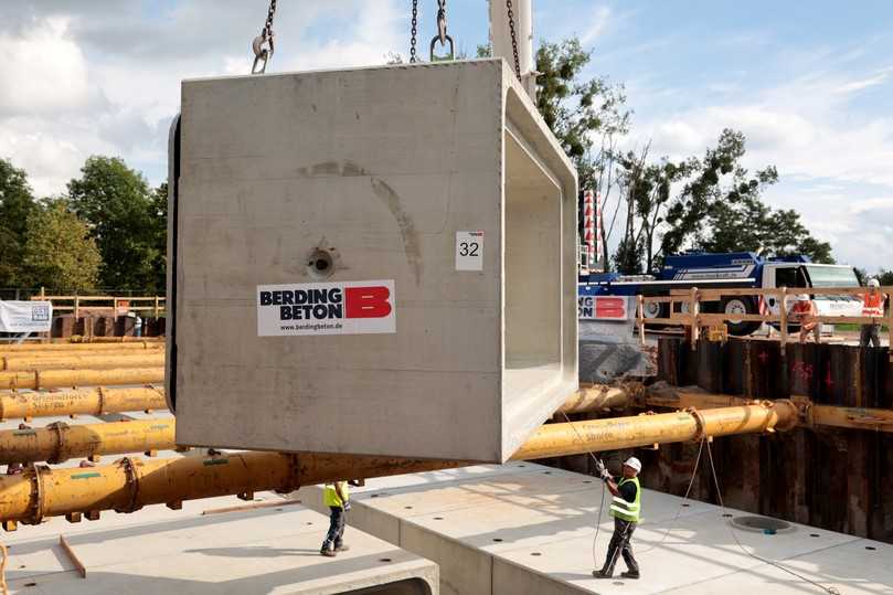 Einbau der Beton-Fertigteile von Berding Beton: Verbaut wurden 34 Einzelsegmente mit einem jeweiligen Gewicht von 37 Tonnen. | Foto: Peter Gercke