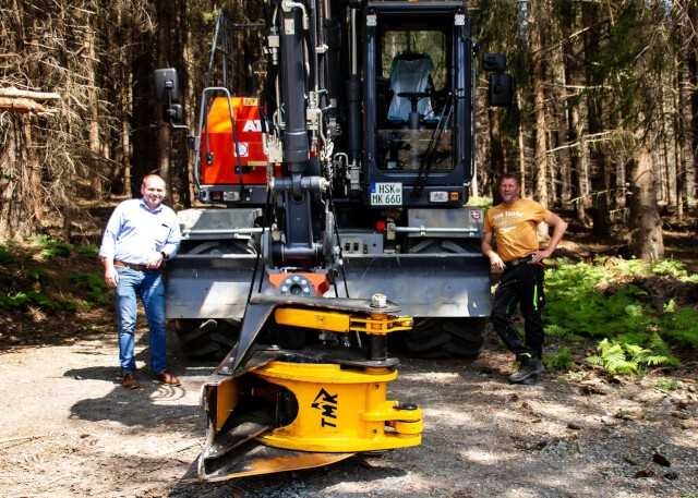 Tobias Stargardt und Michael Kalinowski sind sichtlich mit dem Big Foot zufrieden. Für zukünftige Einsätze mit der Baumschere wird noch ein Kabinenschutzgitter für das Dach und die Frontscheibe verbaut. | Foto: Atlas