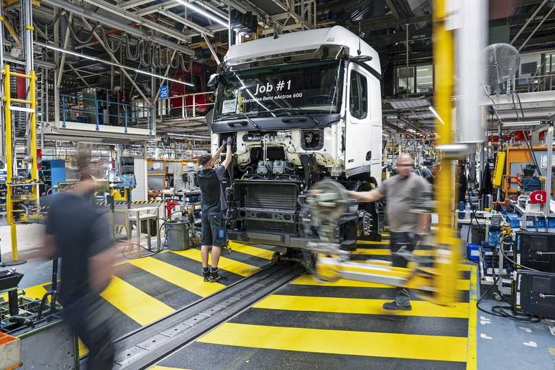 Hier läuft der „Job #1“ übers Montageband und bekommt Frontbox, Batterien und E-Achse eingesetzt. | Foto: Daimler Truck AG