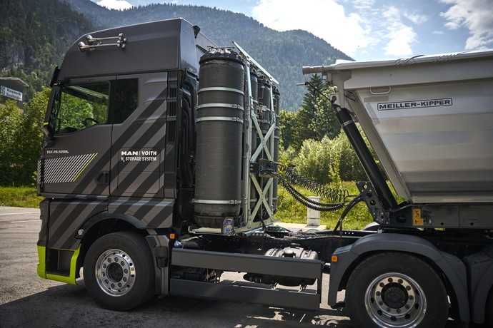 MAN hTGX: Die vier H2-Tanks von Voith fassen insgesamt 56 kg gasförmigen Wasserstoff und bringen den Lastzug rund 600 km weit. | Foto: MAN Truck & Bus