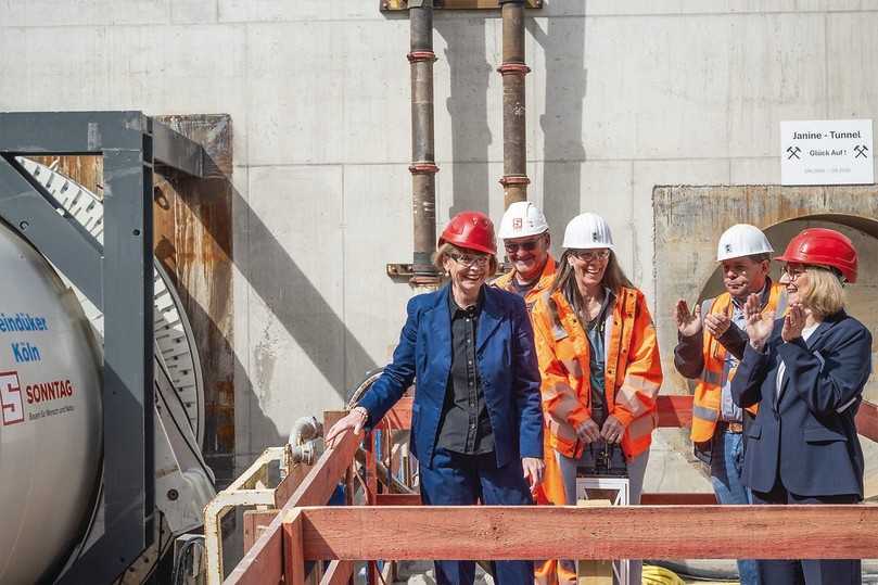 v.l.n.r.: Henriette Reker, Oberbürgermeisterin Stadt Köln; Frank Sons, Bohrmeister Firma Sonntag; Janine Hofmann, stellv. Projektleiterin StEB Köln; Christian Heinze, Projektleiter StEB Köln und Ulrike Franzke, Vorständin StEB Köln | Foto: StEB Köln/Peter Jost