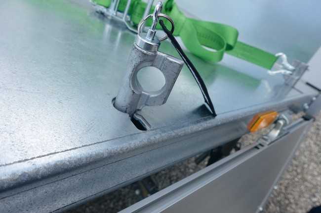 Patentiertes Ladungssicherungssystem Spinlock mit Topfmagnet inklusive Schlüsselanhänger zum Herausziehen der Zurrpins. | Foto: bs