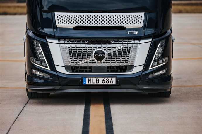 Ein zweigeteilter Kühlergrill mit großem Iron-Mark-Logo kennzeichnet die neue Volvo Aero-Generation auch beim FH16. | Foto: QUATEX