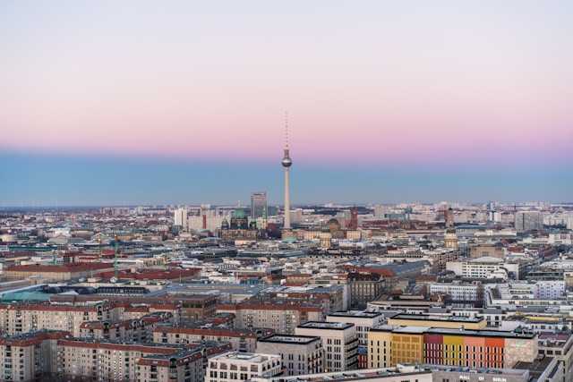 "Denn dort, wo der Senat Einfluss hat auf gute Löhne, muss das Land Berlin Vorbild sein und mit gutem Beispiel vorangehen," so Senatorin Cansel Kiziltepe.