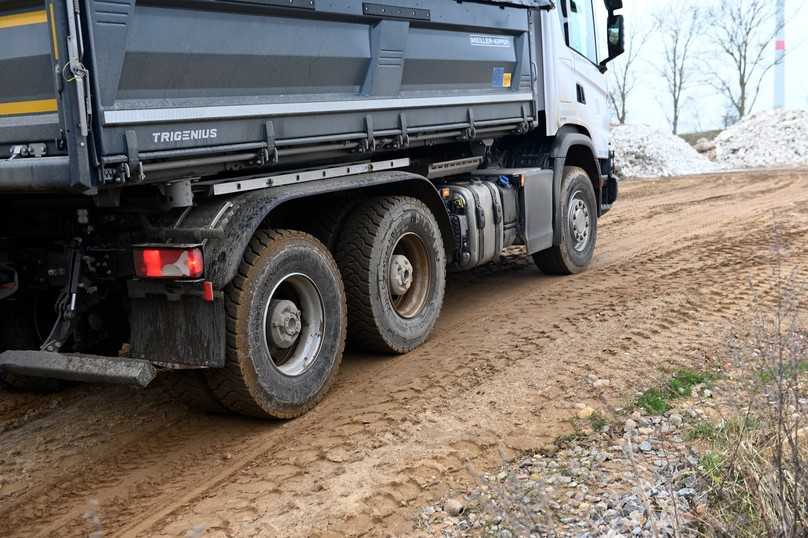 Hohe Motorleistung, flinke Getriebeschaltungen und passende Übersetzung an den Rädern lassen den Scania überall durchkommen. | Foto: QUATEX