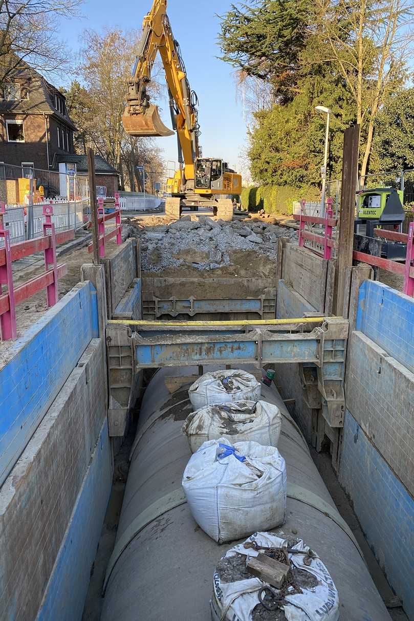 Dünnwandige Rohre ermöglichen einen reduzierten Arbeitsraum. Vor der Verfüllung des Rohrgrabens mit Flüssigboden werden die Rohre mit Gewichten gegen Auftrieb gesichert. | Foto: Klaus Stewering