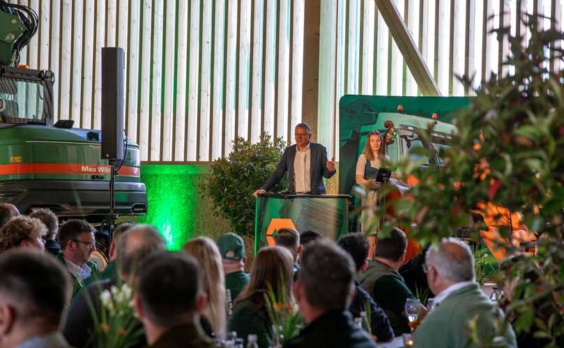 Hans-Jörg Henle, Oberbürgermeister der Stadt Leutkirch, bei der Eröffnung in der Halle des neuen Max-Wild-Standorts | Foto: Max Wild Hans-Jörg Henle, Oberbürgermeister der Stadt Leutkirch, bei der Eröffnung in der Halle des neuen Max-Wild-Standorts | Foto: Max Wild