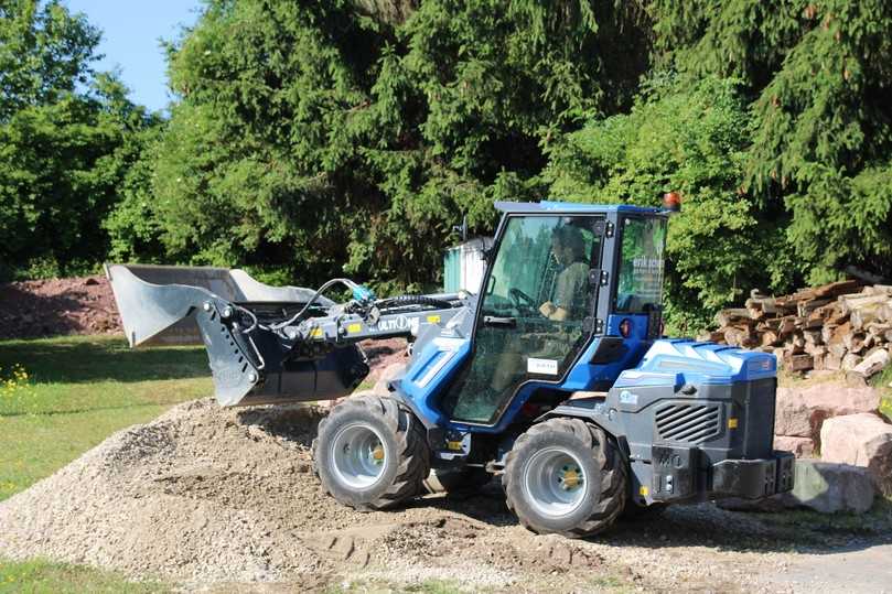 Auch hier setzt der GaLaBau-Meister auf die Klappschaufel: Verteilen des gelieferten Materials an den jeweils benötigten Ort. | Foto: Schweizer