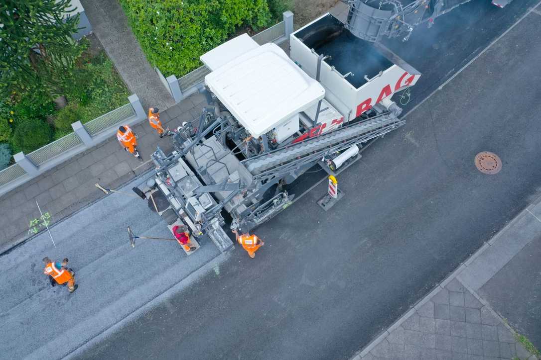 Strabag baut schadstoff- und lärmmindernde Asphaltdeckschicht in Wuppertal ein.