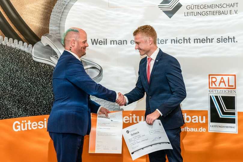 Matthias Fiedler (l.) übergab die Urkunde an den diesjährigen Preisträger Tobias Siekemeyer (r.), der für seine herausragende akademische Ausarbeitung zum Thema „Entsorgungsnotstand für Bauschutt und Erdaushub im Rhein-Main-Gebiet – Auswirkungen, Grenzen und Perspektiven“, ausgezeichnet wurde. | Foto: GLT/ Thomas Panzau, Hamburg