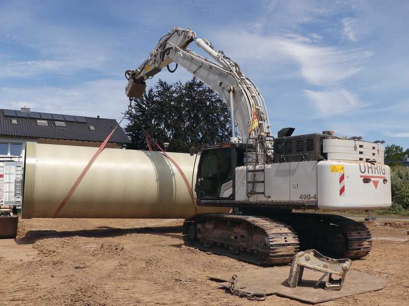 Handling der Rohre DN 3000 mit einer Baulänge von 8,75 Meter auf der Baustelle. | Foto: Abwasserverband Fulda