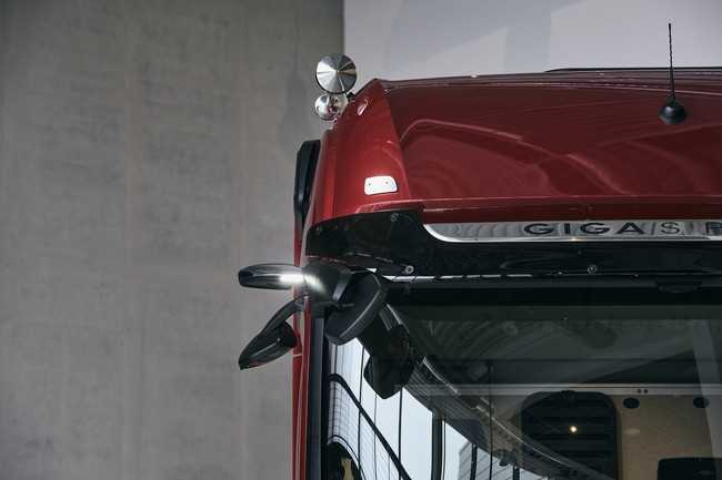 Dank verkürzter Kameraarme ragt die Mirror-Cam nicht mehr über den Rampenspiegel hinaus. | Foto: Mercedes-Benz Trucks