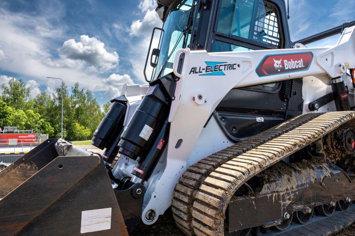 Keine Hydraulikzylinder: Das Anheben des Hubgerüsts übernehmen beim Kompaktraupenlader Bobcat T7X sogenannte elektrische Aktoren. | Foto: Doosan Bobcat