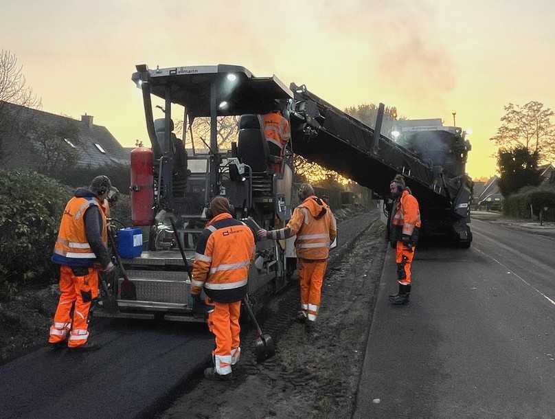 Beim Bau des neuen Radwegs an der Ammerländer Straße kam der Dynapac-Kompaktfertiger F1250CS zum Einsatz, der ebenfalls vom Beschicker MF2500CS mit Mischgut versorgt wurde. | Foto: Dynapac